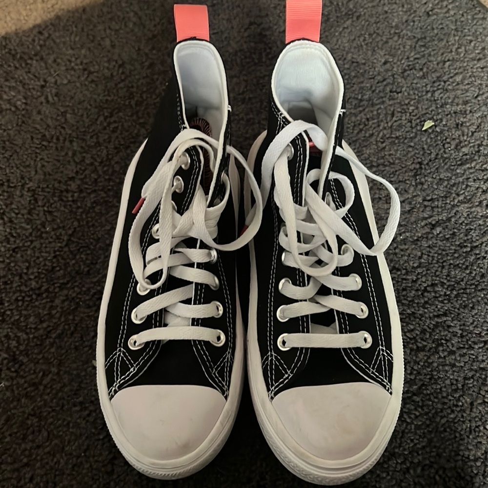 Platform black and pink converse
